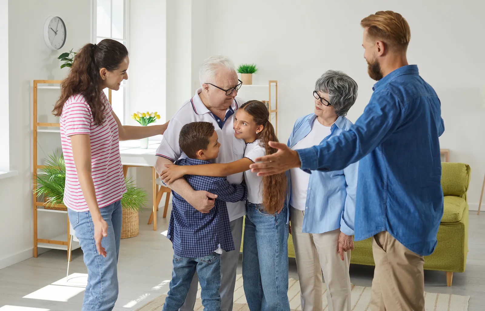 Angehörige hält liebevoll die Hand eines Seniors