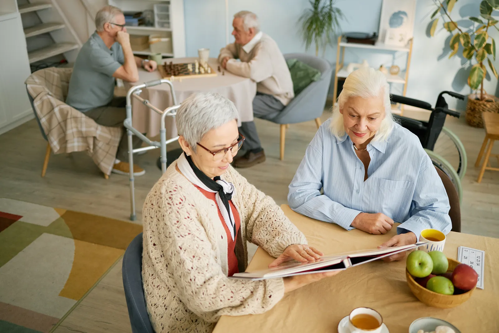 Senioren verbringen gemeinsam Zeit im Gemeinschaftsraum einer Pflege-WG