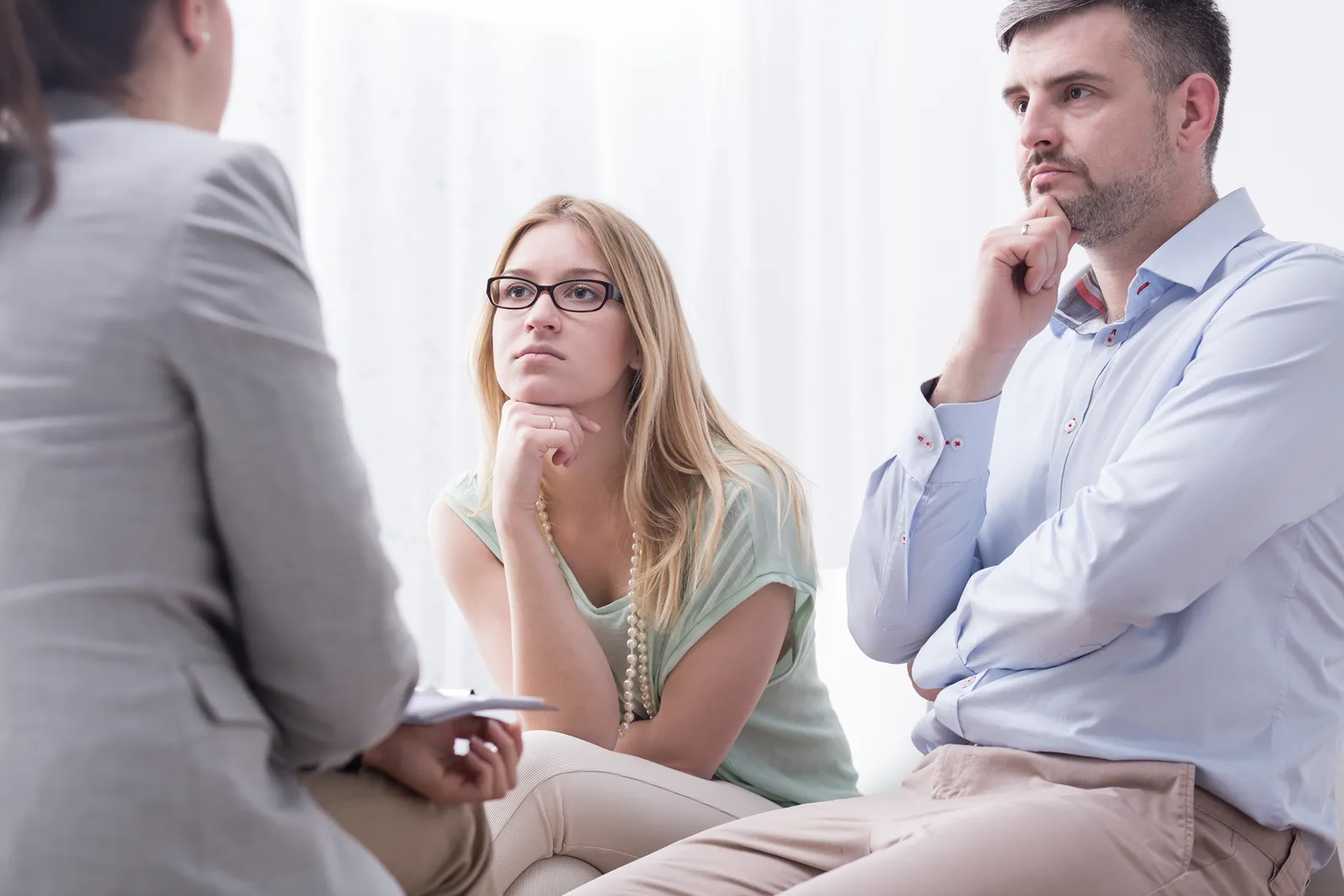 Familie trifft gemeinsam eine Entscheidung zur Pflege am Tisch