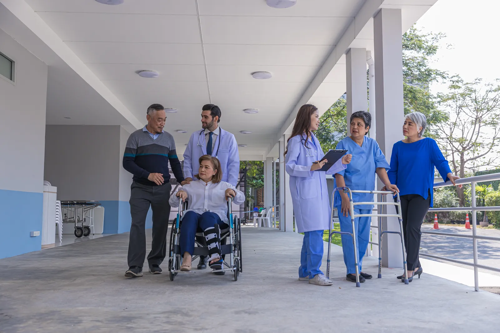 Angehörige unterstützt bei Krankenhaus-Entlassung