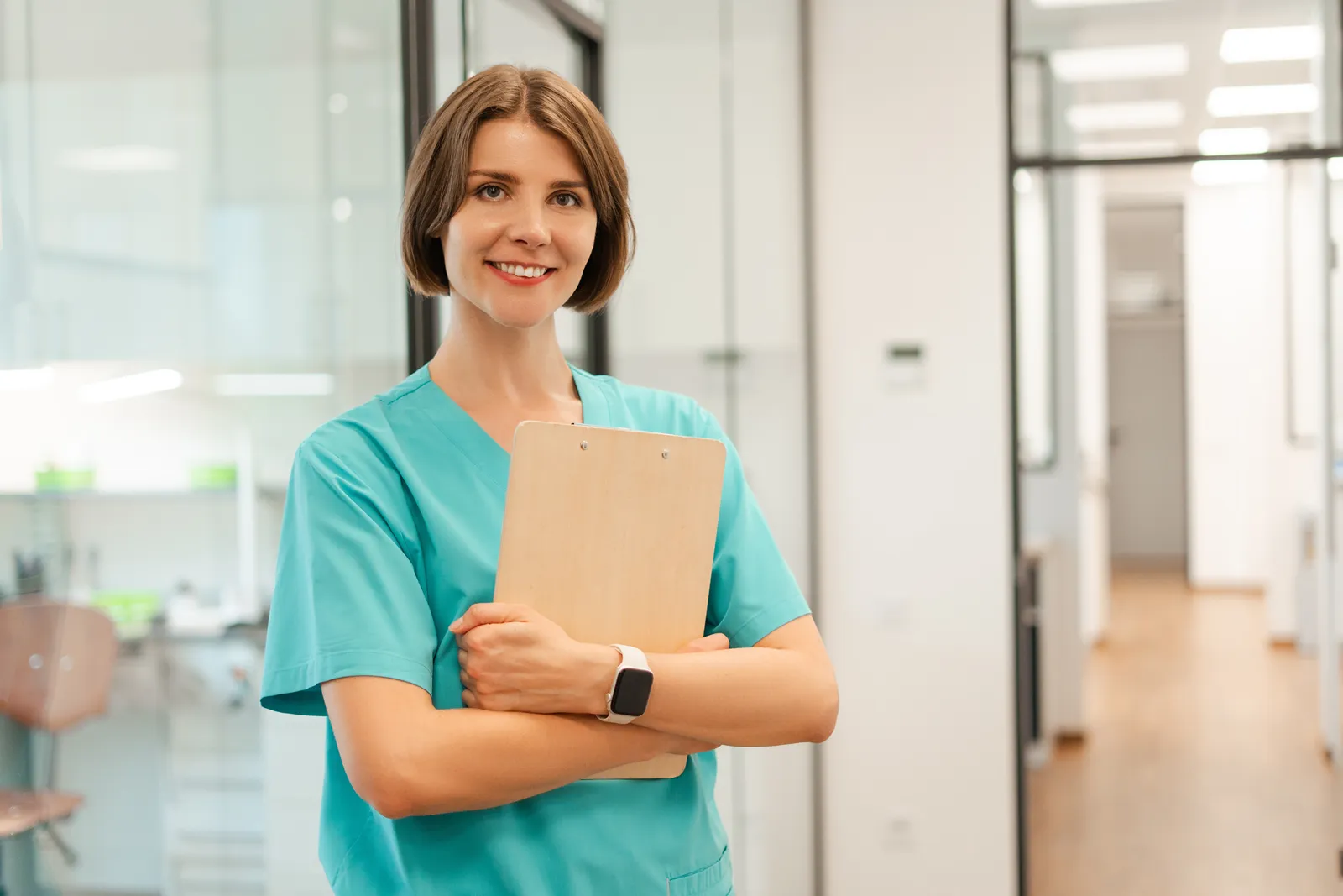 Pflegefachkraft in Uniform im Arbeitsumfeld
