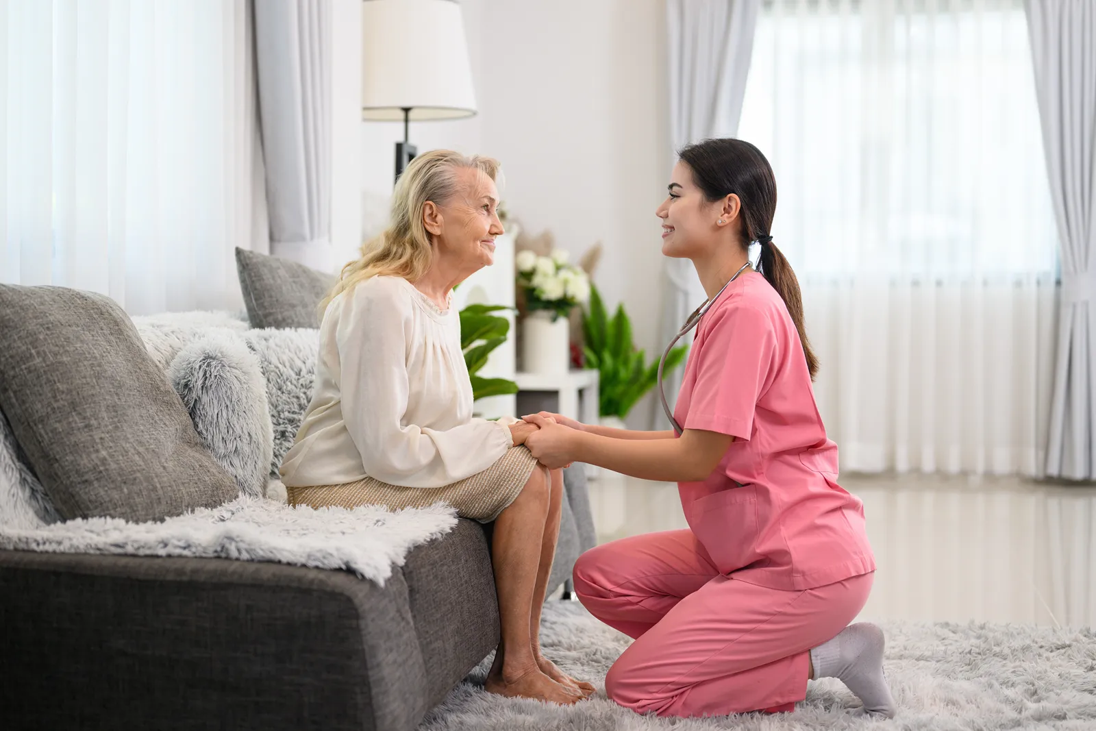 Ambulante Pflege \u2014 Pflegekraft betreut \u00e4ltere Dame in ihrem Zuhause