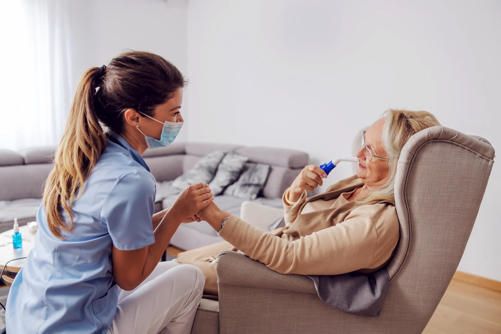 Au\u00dferklinische Intensivpflege \u2014 Pflegekraft versorgt beatmungspflichtigen Patienten im h\u00e4uslichen Umfeld